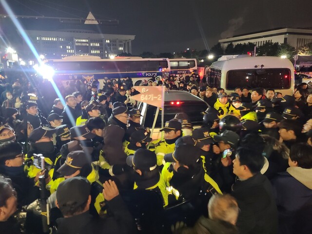 민주 “윤 2차계엄 시도 입증 서류 확보”