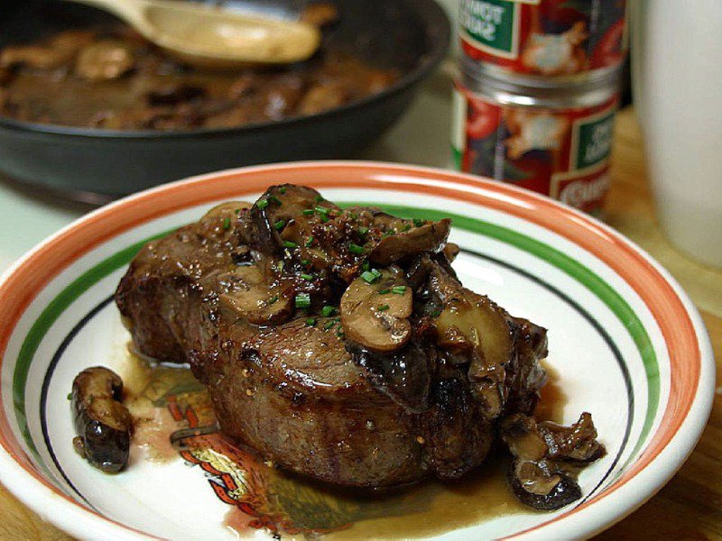 Steak_with_shitaki_mushrooms.jpg