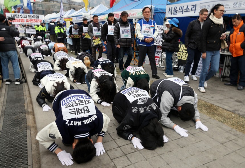 윤석열 퇴진 전국 대학생 시국회의 회원들이 20일 서울 경복궁 인근에서 헌법재판소에 윤 대통령 파면 및 선고기일 지정을 촉구하는 삼보일배를 하고 있다. ⓒ연합뉴스 