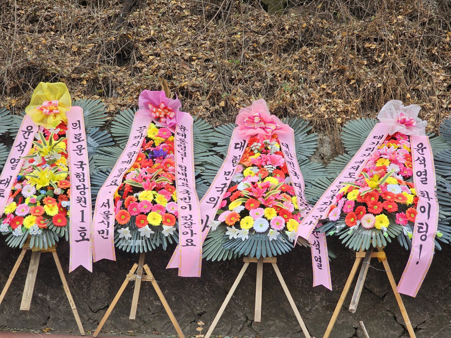 용산 국방부 근처에 화환이 쫙 깔려있네요