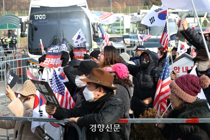 윤석열 대통령이 수용된 경기 의왕시 서울구치소 앞에서 지난 22일 윤 대통령 탄핵 무효 집회가 열리고 있다. 정효진 기자