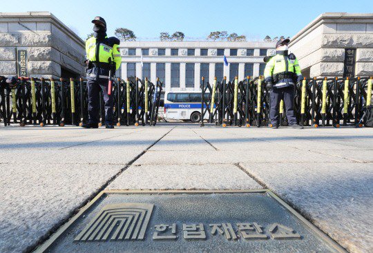 경찰은 헌법재판관 저택앞의 100미터 이내 불법 집회를 즉각 불허 하라